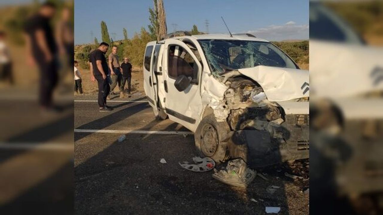 İki Araç Kafa Kafaya Çarpıştı : 9 Yaralı