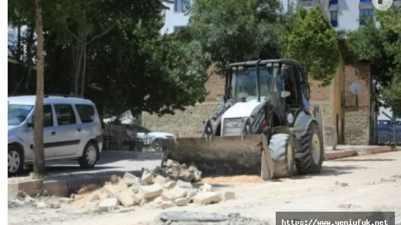 Elazığ Belediyesi’nden Kaldırım ve Parkelere Bakım Atağı