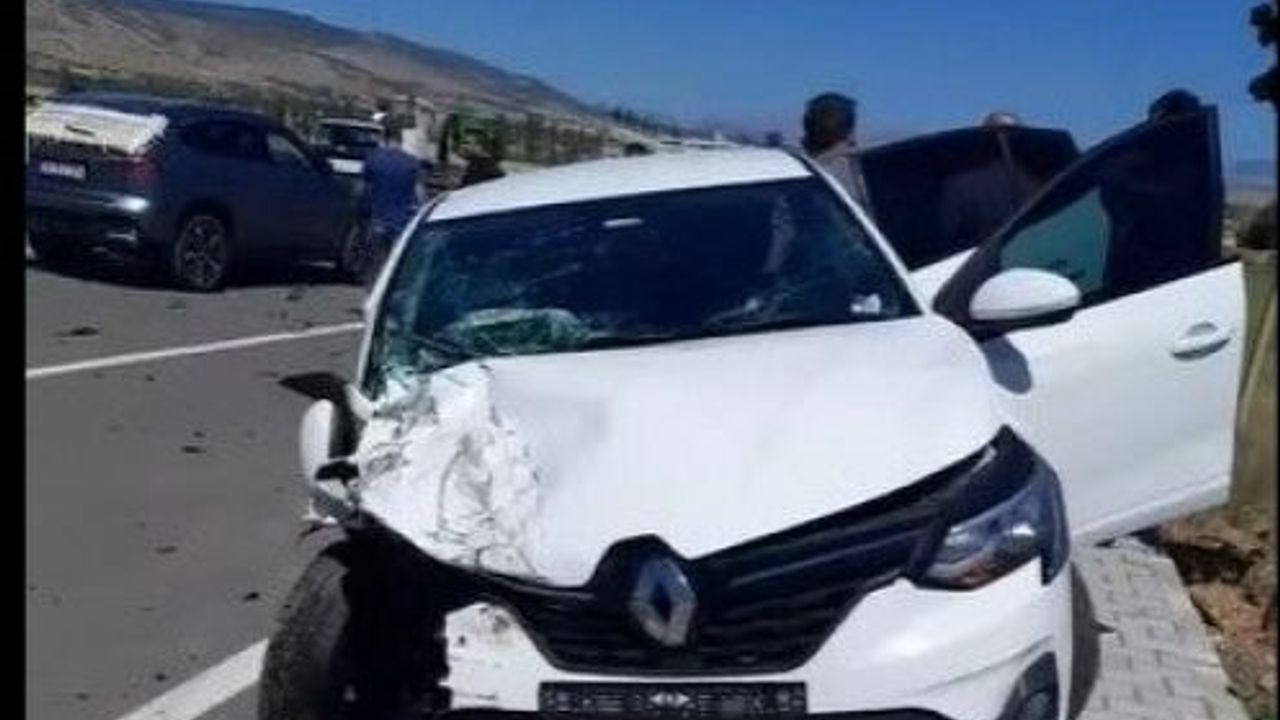 İki Araç Çarpıştı, 3 Kişi Yaralandı