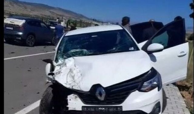 İki Araç Çarpıştı, 3 Kişi Yaralandı