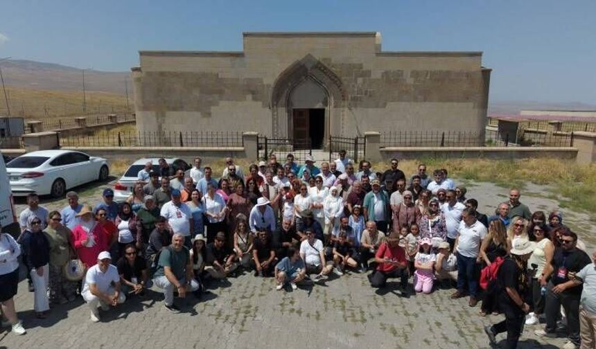 TİGAD Heyeti Iğdır’ın Tarihi Mirası Ejder Kervansarayı’nı Ziyaret Etti